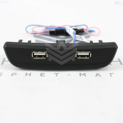 USB-зарядное устройство (на 2 слота) Лада Vesta / X-ray / Largus FL (Слоты по краям)