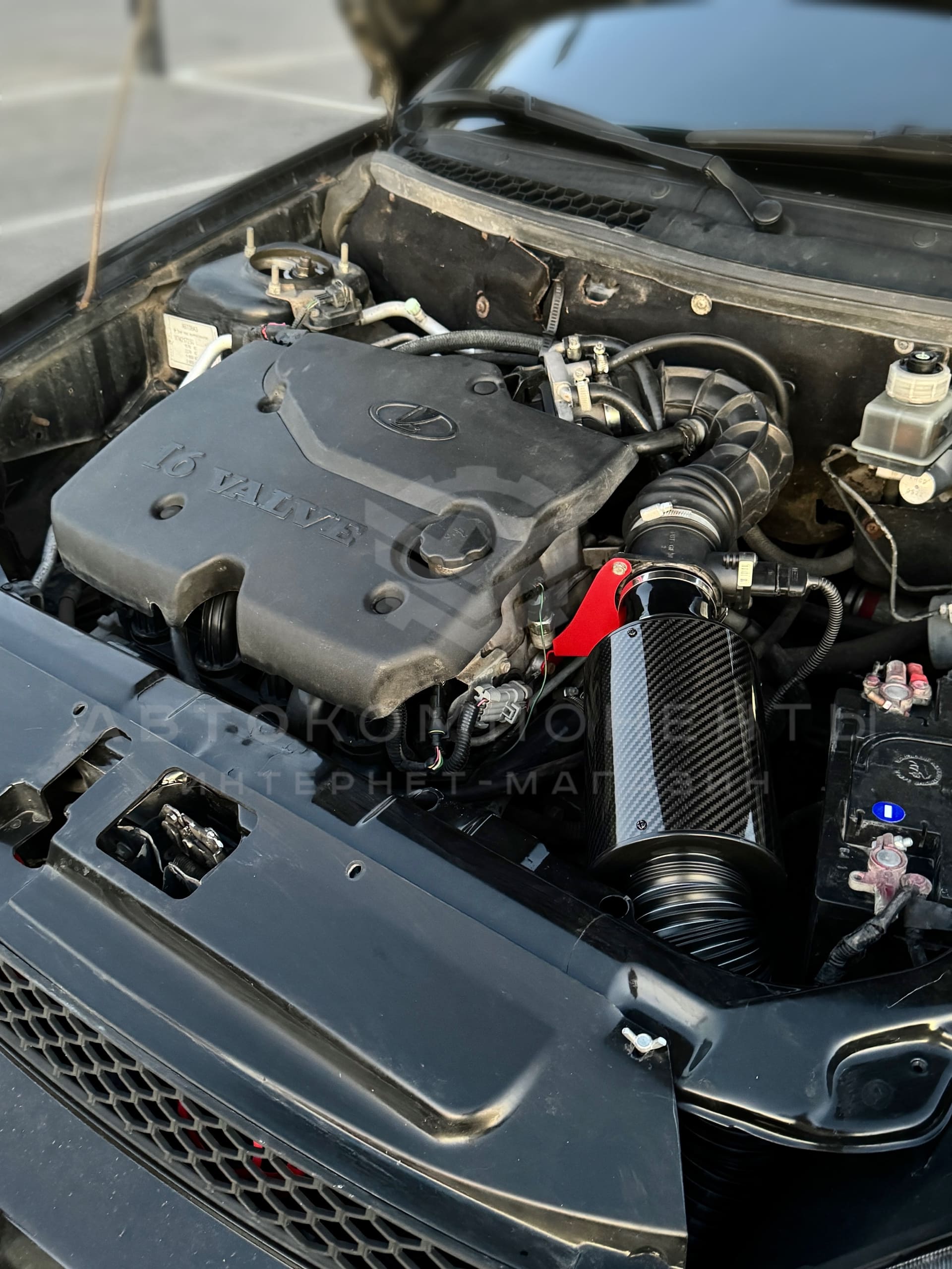 Универсальный холодный впуск в карбоновом корпусе закрытого типа со сменным фильтром