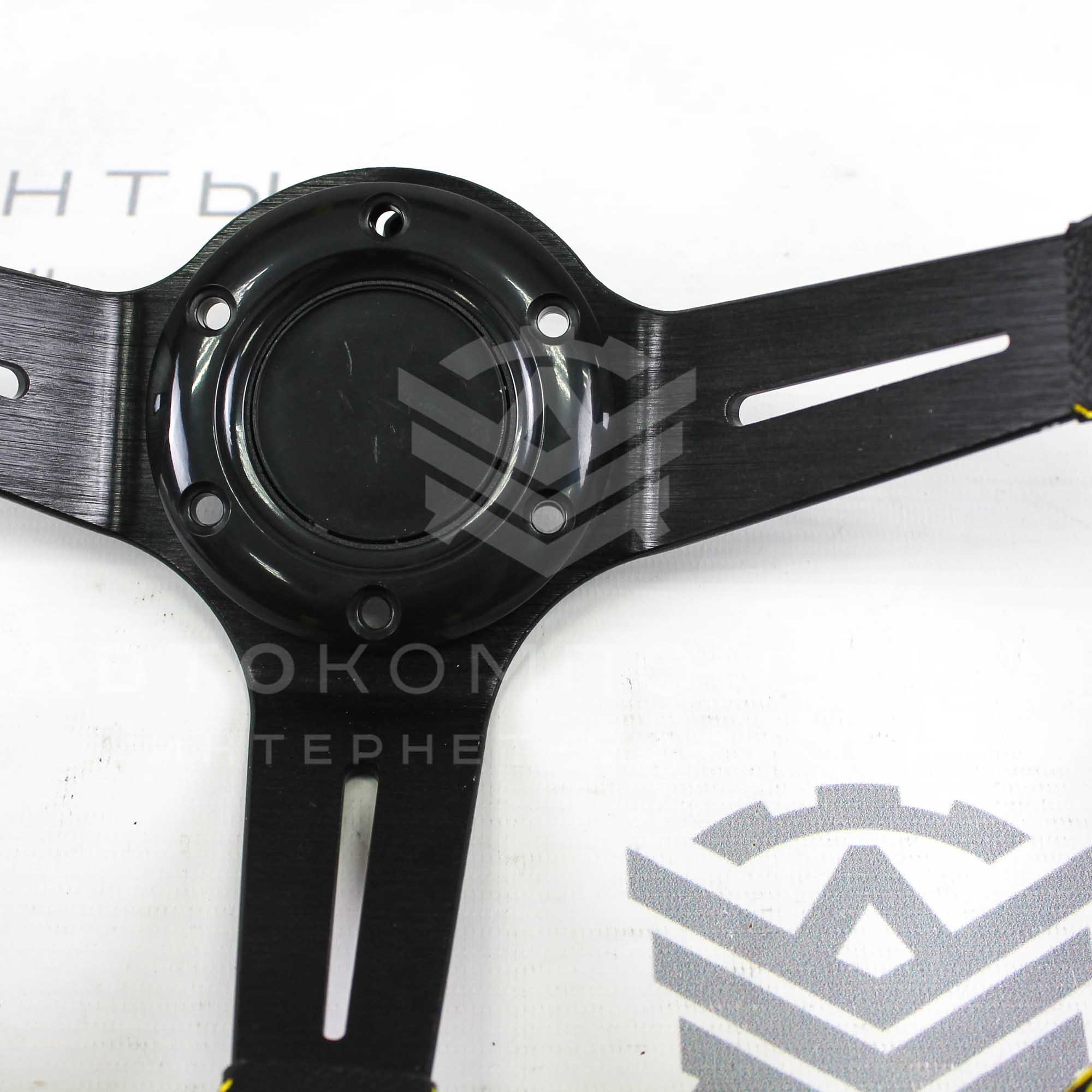 Руль спортивный (с вылетом) "MOMO" (желтый)