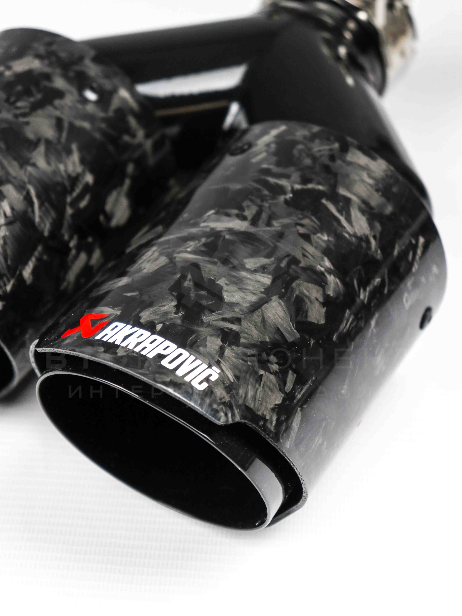 Раздвоенная насадка AKRAPOVIC (открытого типа) на глушитель (прямая) 51-89мм (кованый карбон, черная)