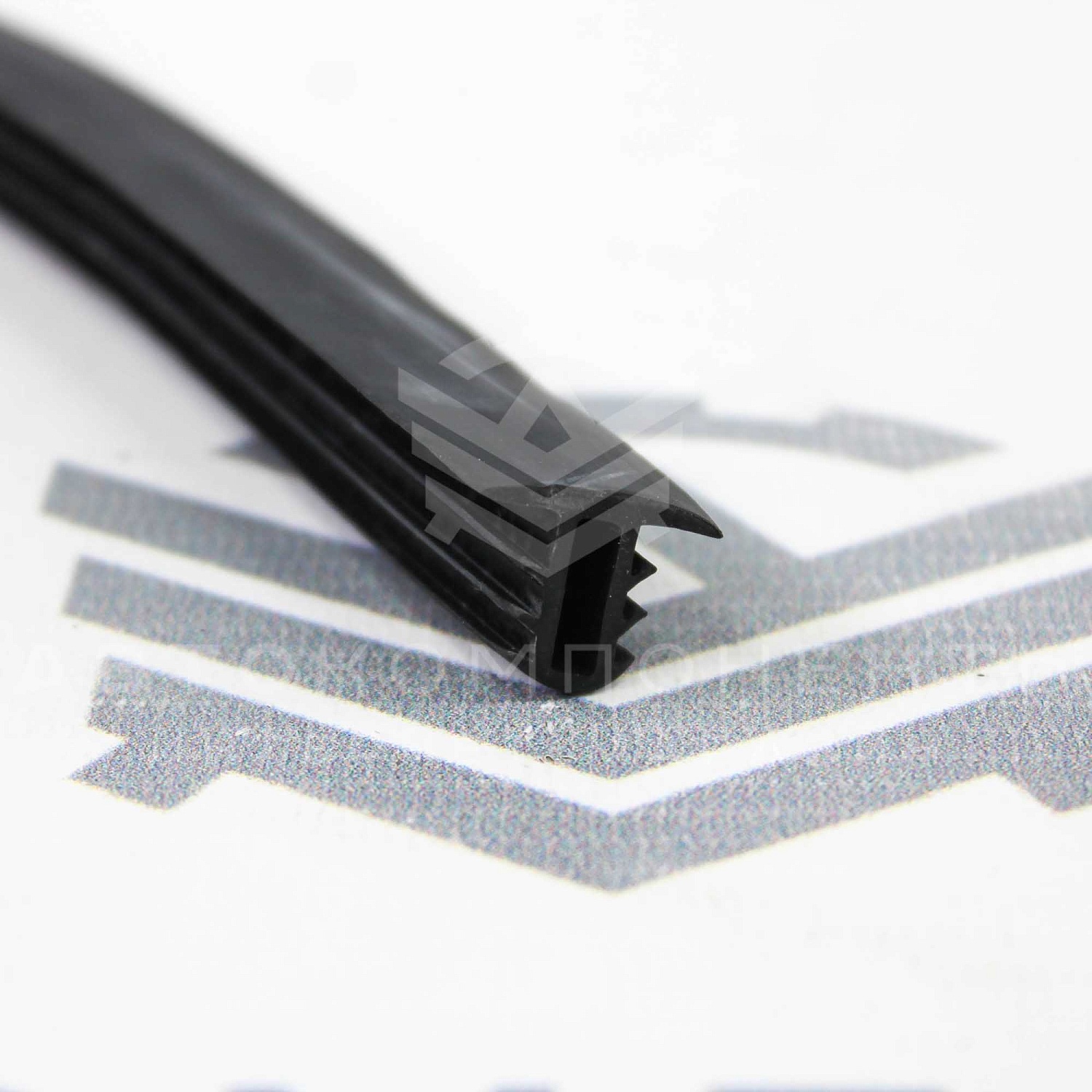 Универсальный уплотнитель между панелью и лобовым стеклом РКИ-Т