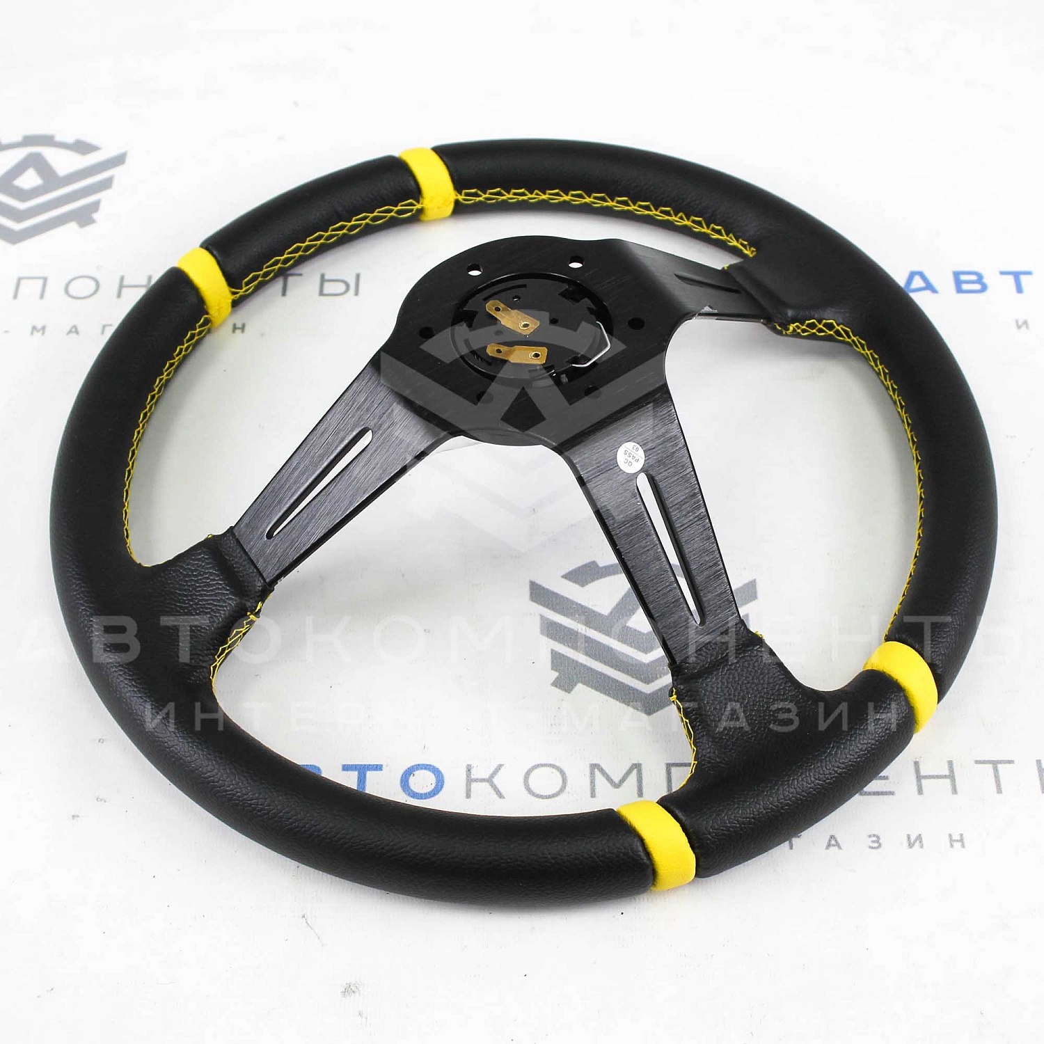 Руль спортивный (с вылетом) "MOMO" (желтый)