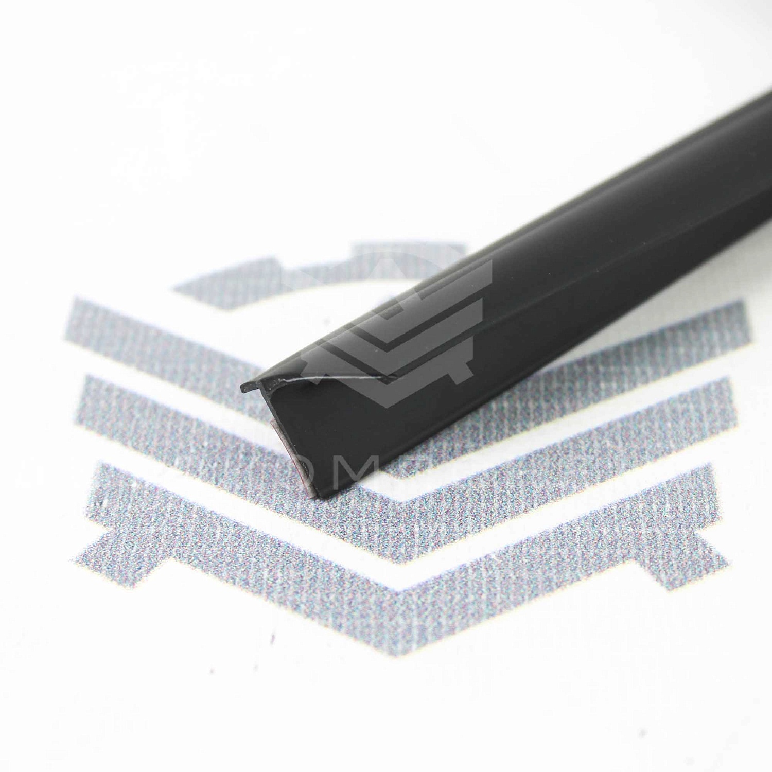 Водосток (дефлектор лобового стекла) универсальный