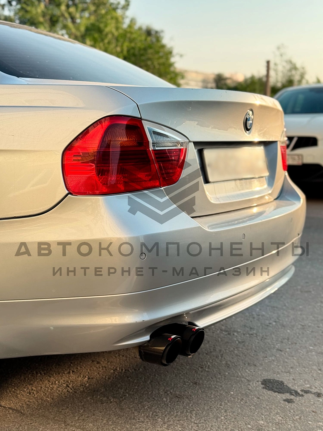 Раздвоенная насадка AKRAPOVIC (открытого типа) на глушитель (левая) 51-89мм (карбон, черная)