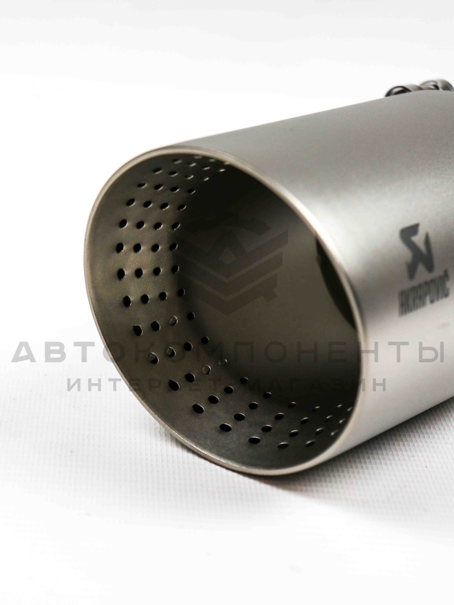 Насадка на глушитель AKRAPOVIC (скошенная, с перфорацией) 63-89мм (серебристая)