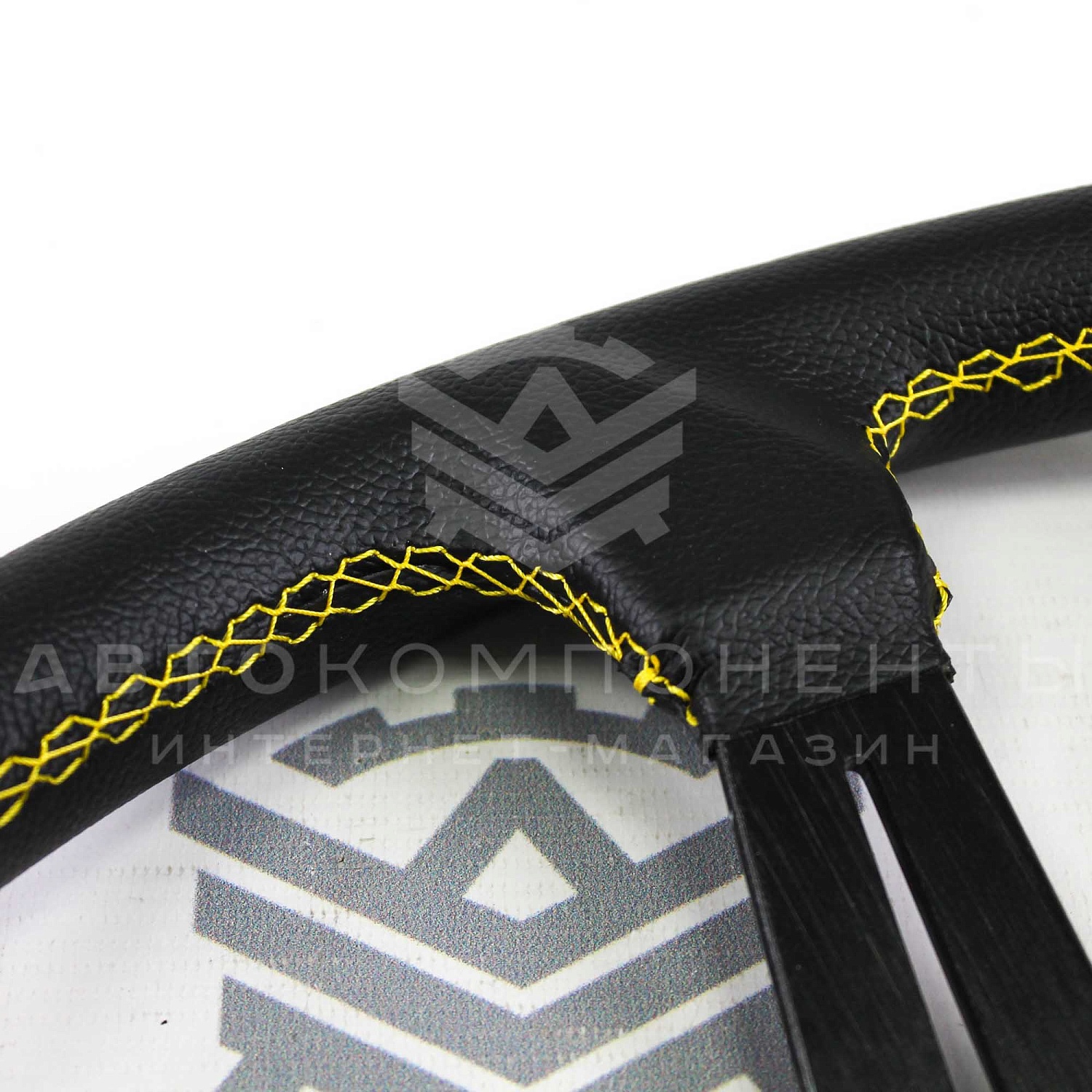 Руль спортивный (с вылетом) "MOMO" (желтый)