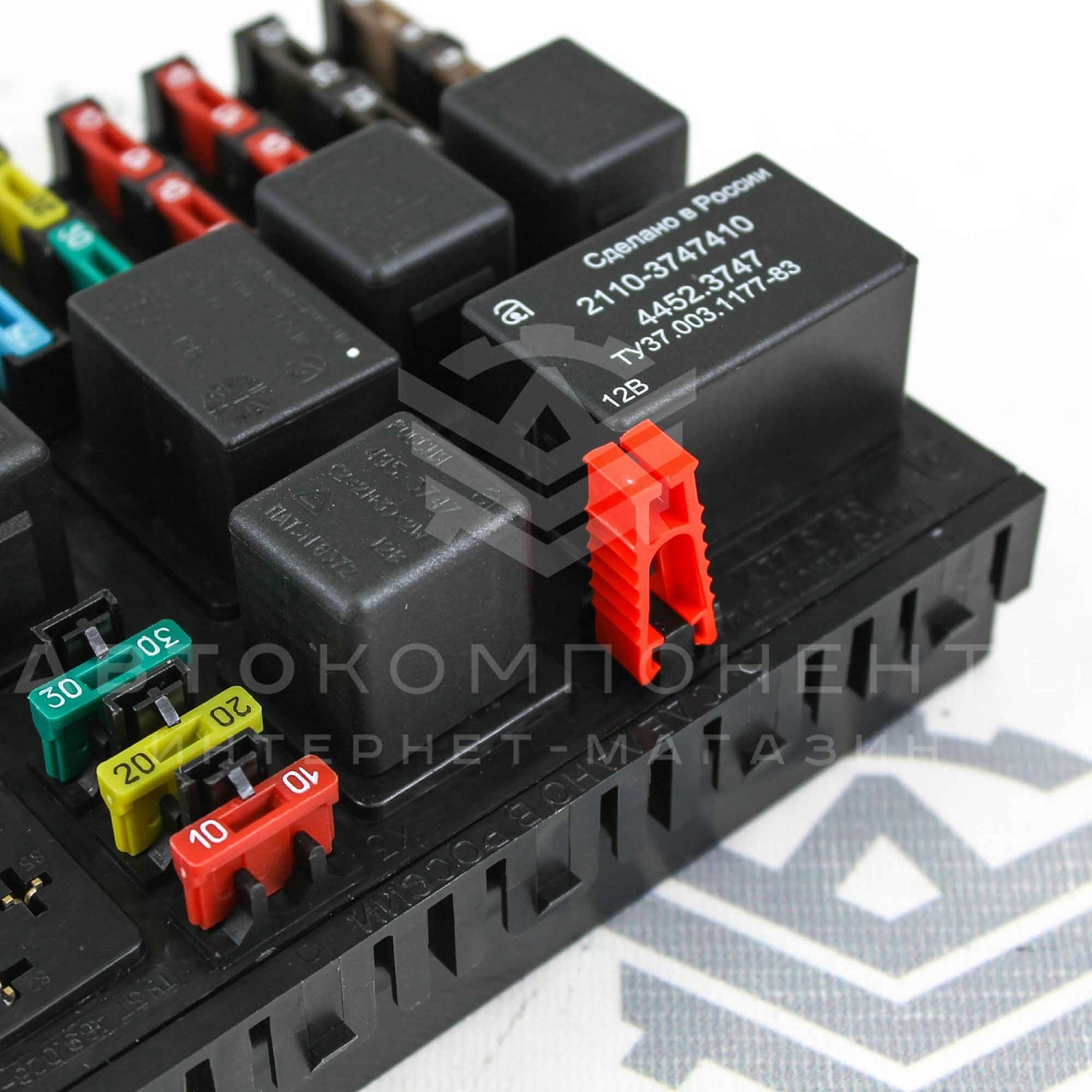 Монтажный блок предохранителей и реле (в сборе) ВАЗ 2110-2112