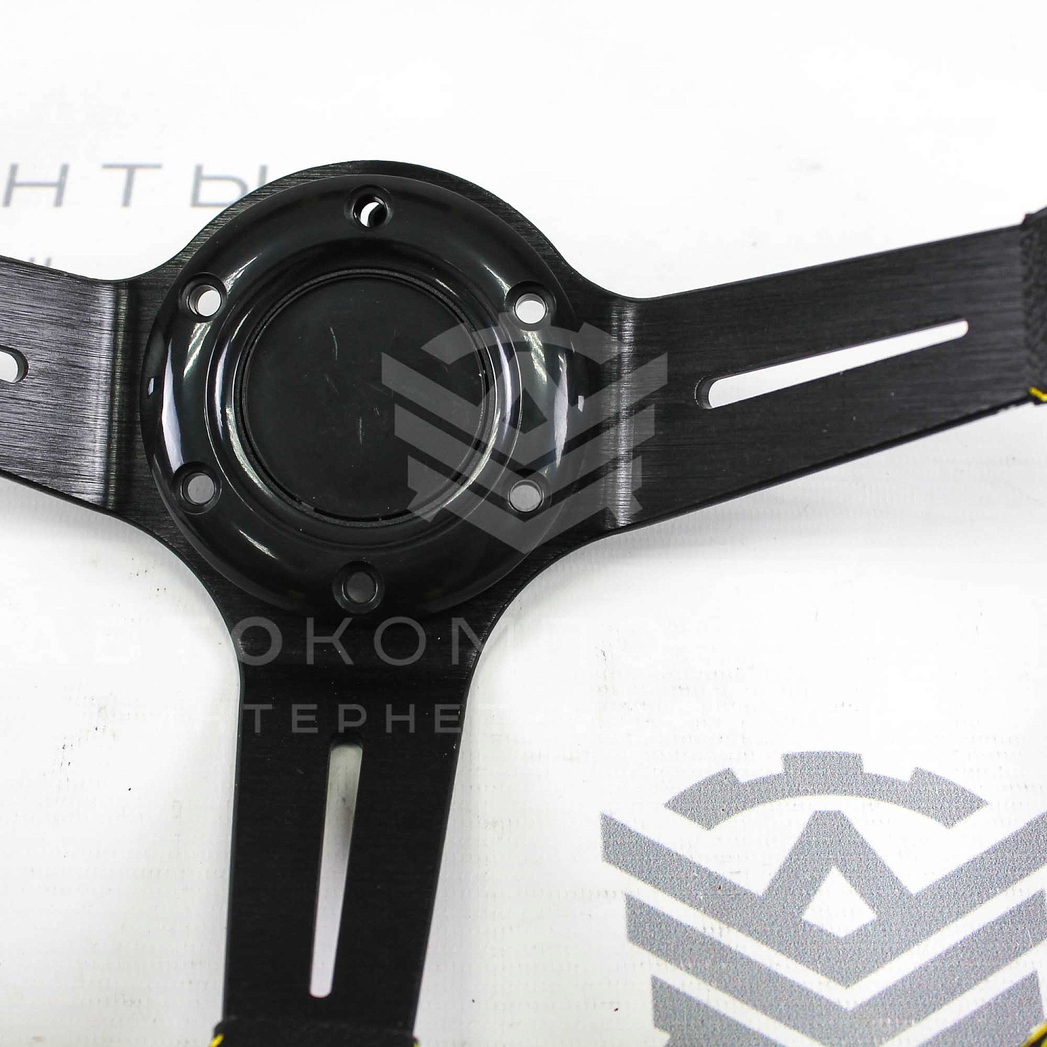 Руль спортивный (с вылетом) "MOMO" (желтый)