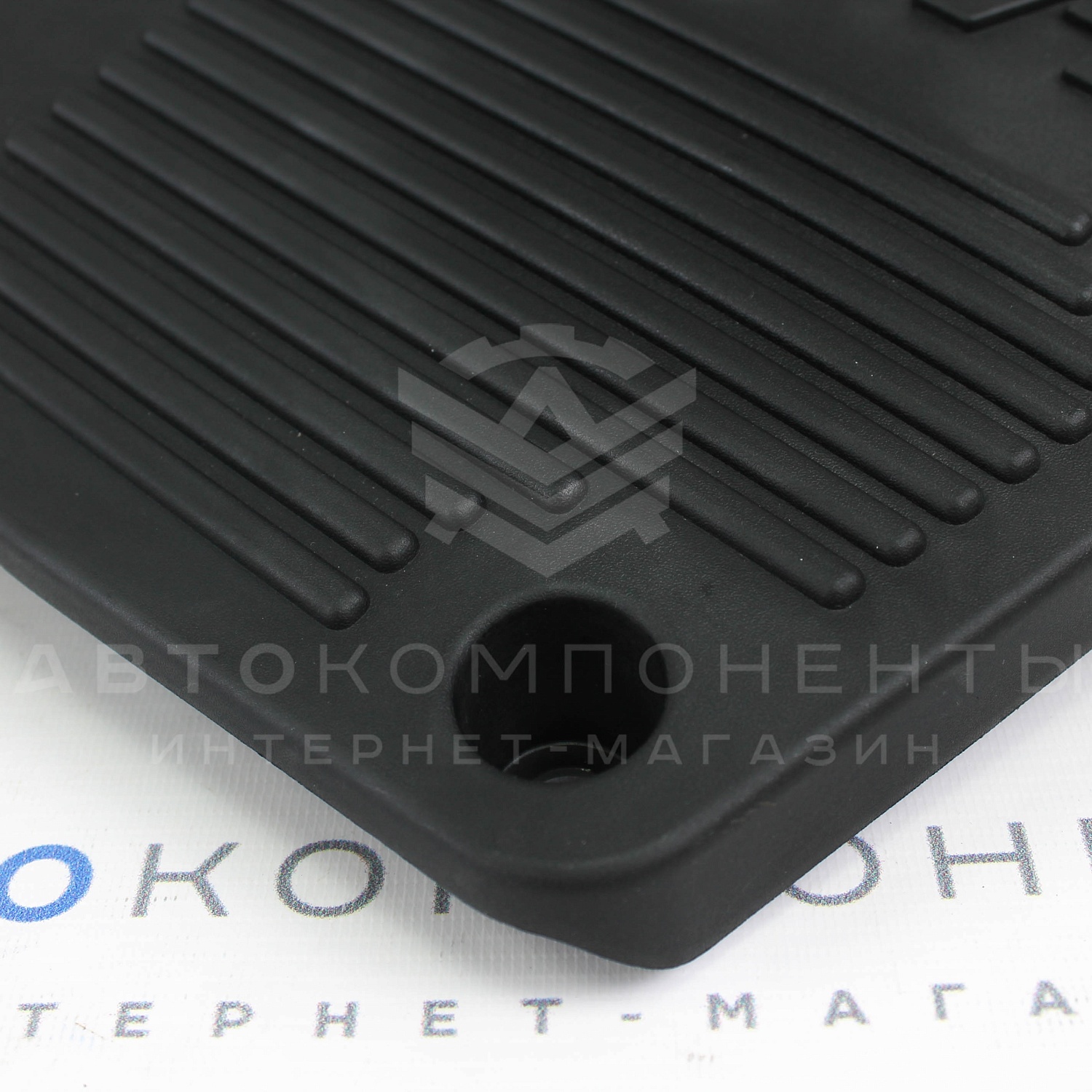 Экран (крышка) двигателя Нива 4x4 (с установочным комплектом)