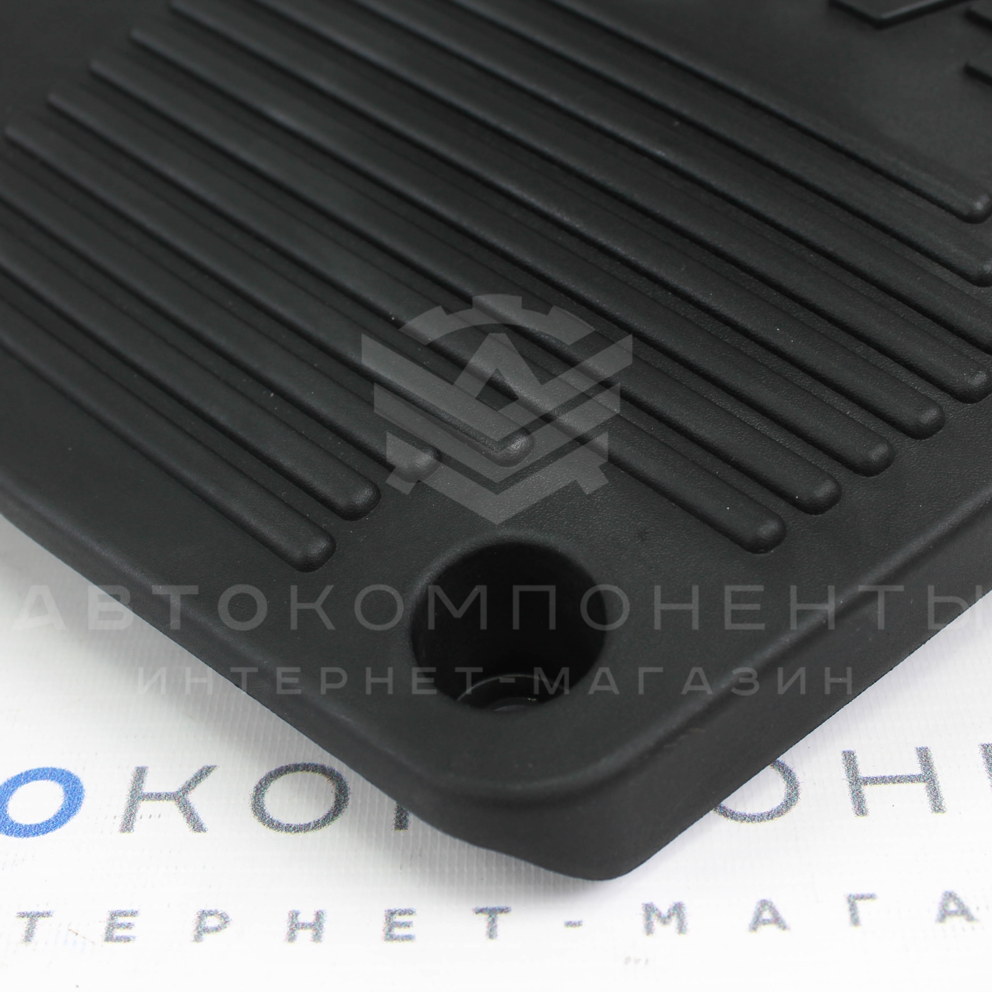 Экран (крышка) двигателя Нива 4x4 (с установочным комплектом)