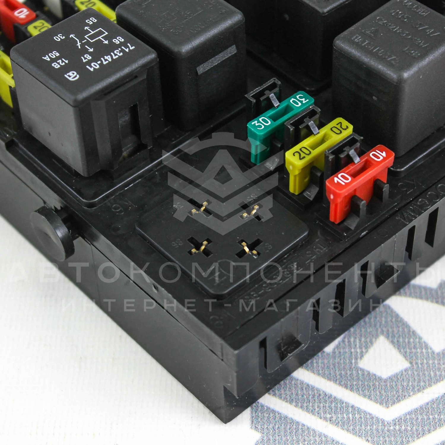 Монтажный блок предохранителей и реле (в сборе) ВАЗ 2110-2112